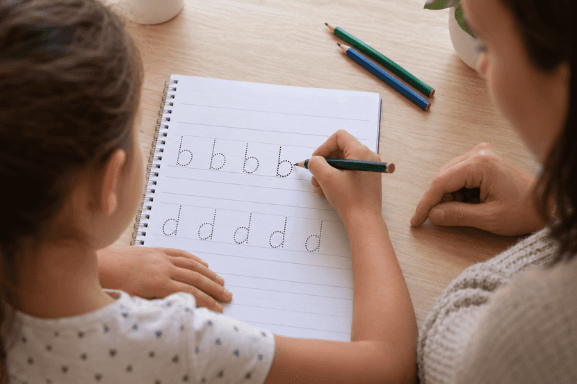  Criança escreve letras espelhadas: quando é esperado e quando buscar ajuda? 