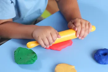 Imagem para o artigo Atividades com massinha de modelar: 10 ideias criativas para crianças