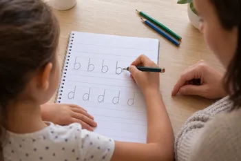 Imagem para o artigo Criança escreve letras espelhadas: quando é esperado e quando buscar ajuda?