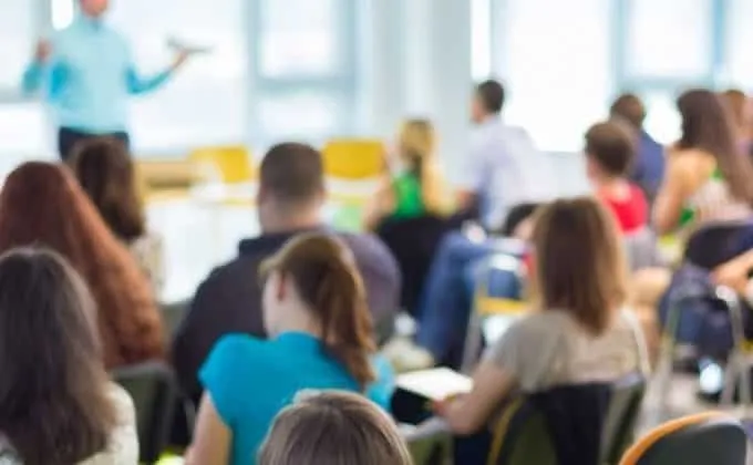 alunos e professor em sala de aula