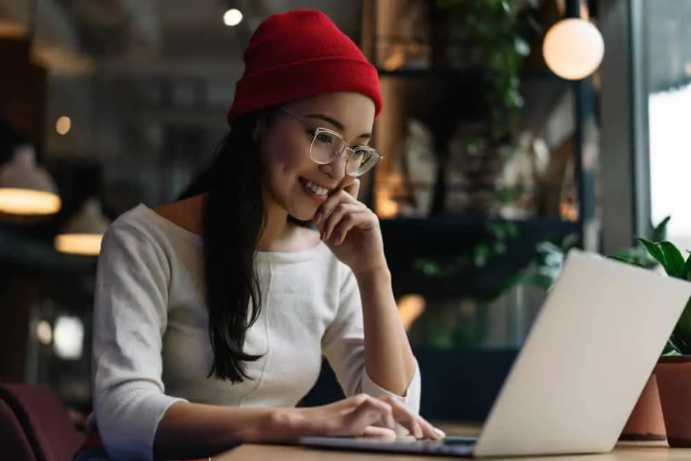 jovem estudando pelo computador
